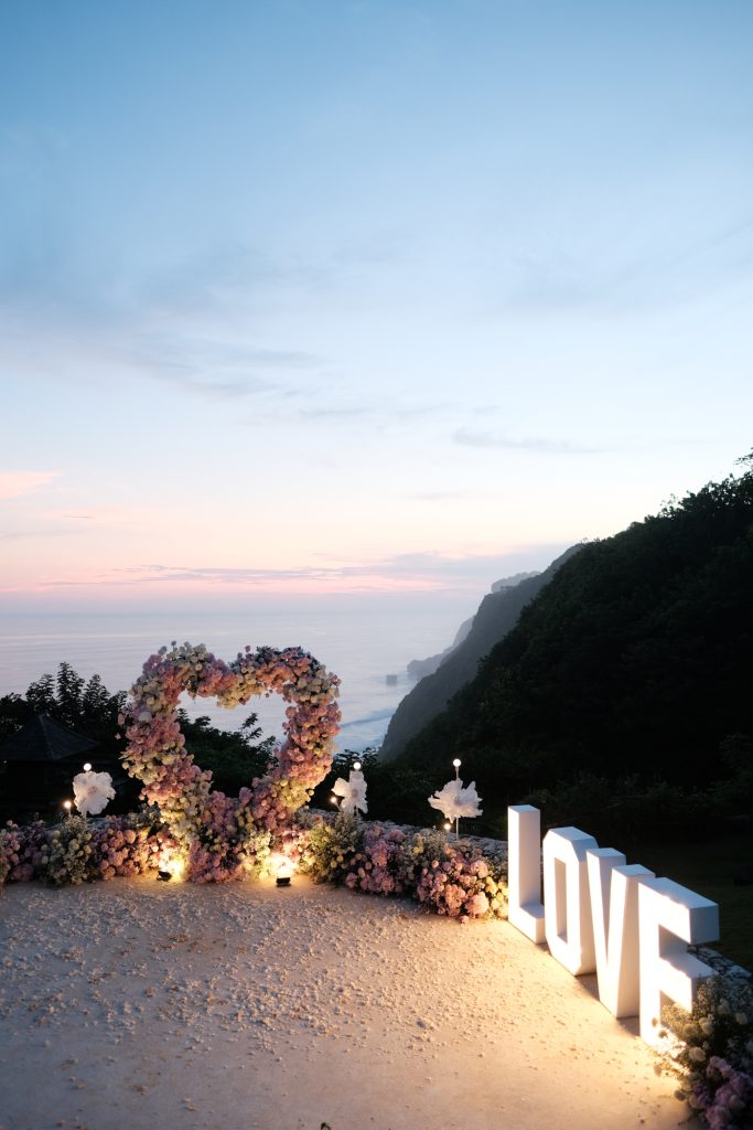 FIX luxury cliffside proposal decor in Bali